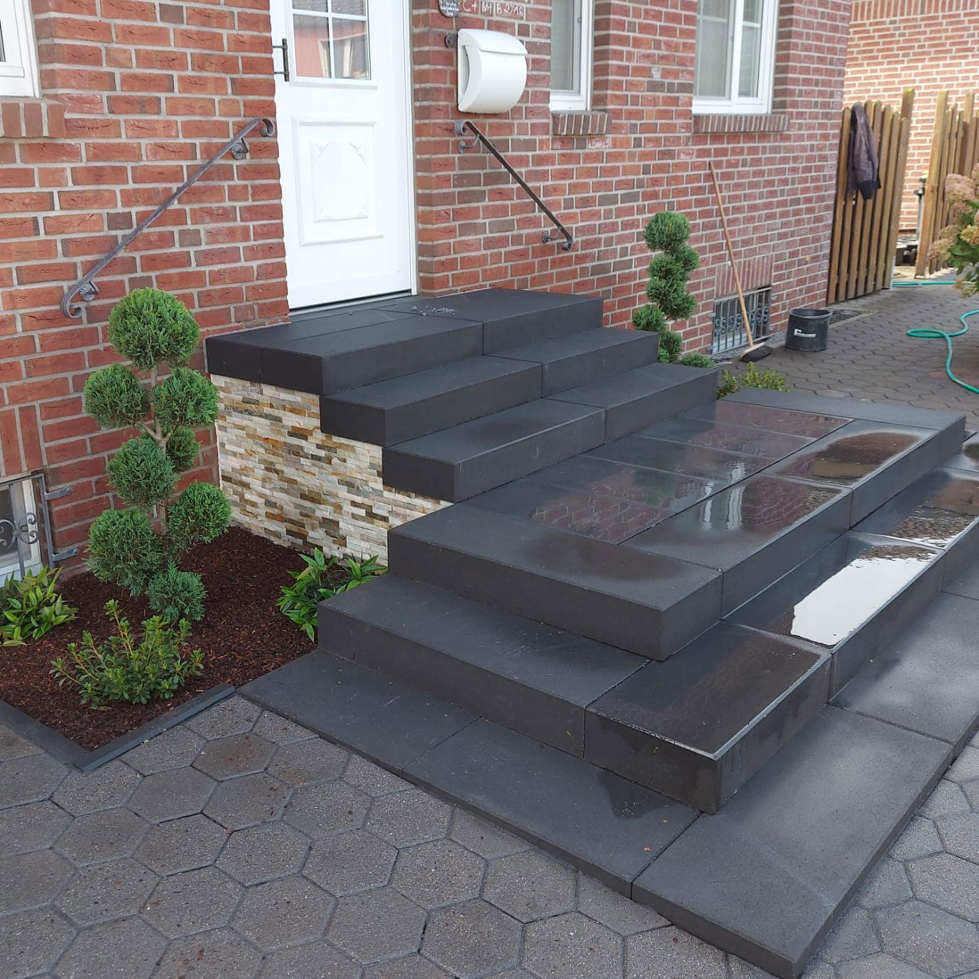 Pflasterarbeiten und Treppenstufen aus Pflastersteinen von Haag Garten- und Landschaftsbau in Geldern, Kempen, Kevelaer, Kleve